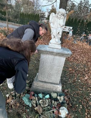 Miniaturka: Sprzątanie grobów